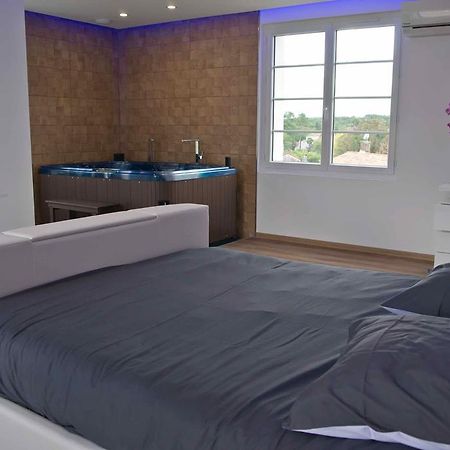 Moulin Des Tours Bed & Breakfast Barbaste Bagian luar foto
