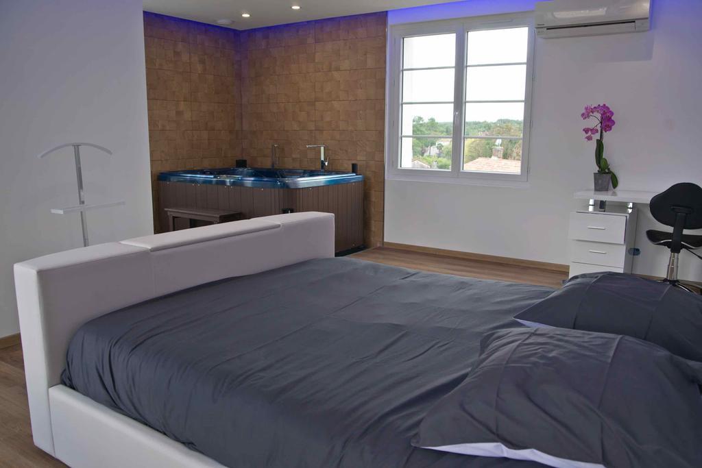 Moulin Des Tours Bed & Breakfast Barbaste Bagian luar foto